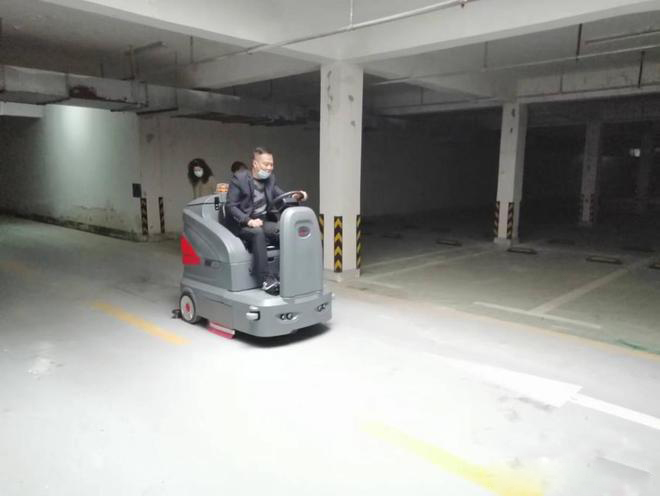 赣州小区物业保洁不用人力改用驾驶式洗地机了
